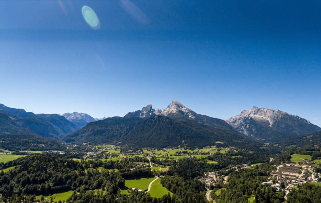 Landschaftsaufnahme Berchtesgaden mit den umliegenden Bergen