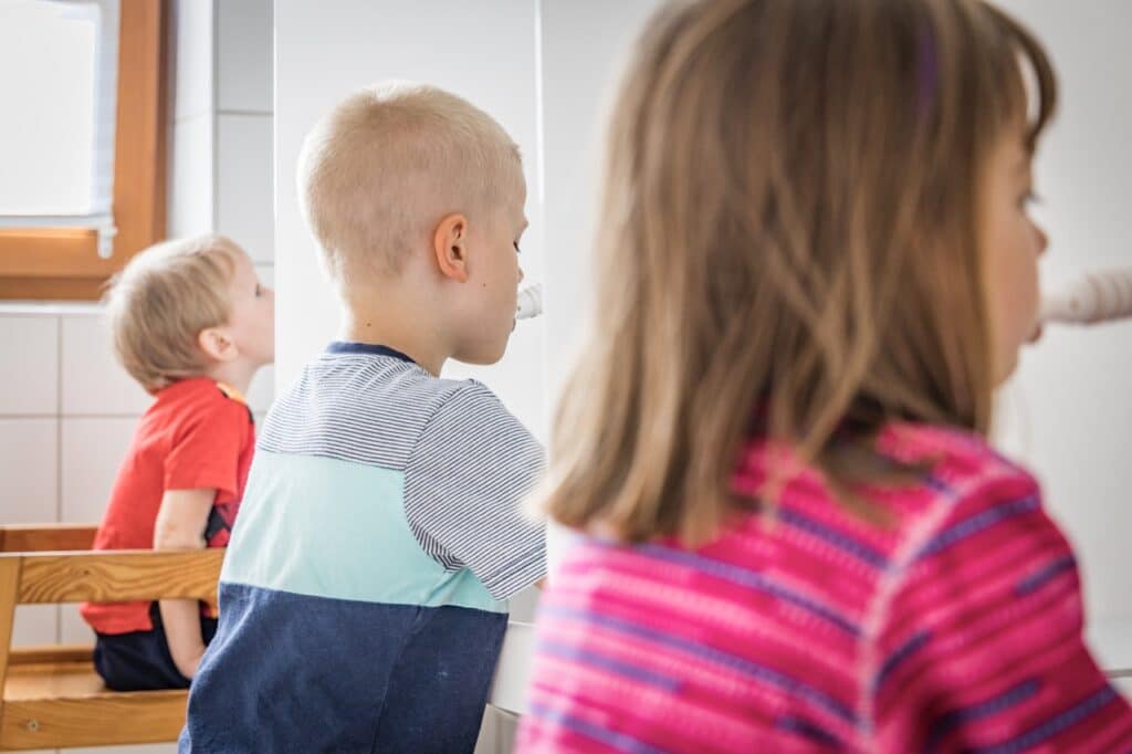Kinder die einen Atmungstest durchführen