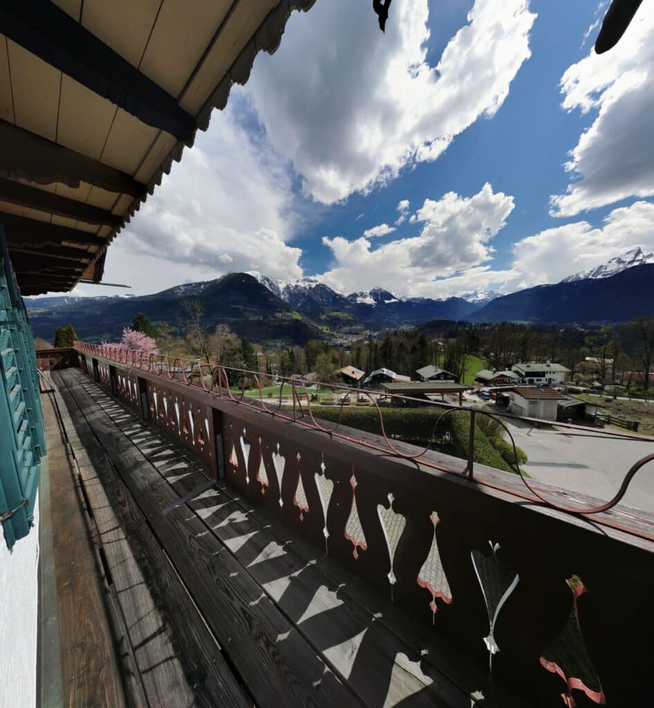 Balkon der Klinik Schönsicht mit Bergpanorama