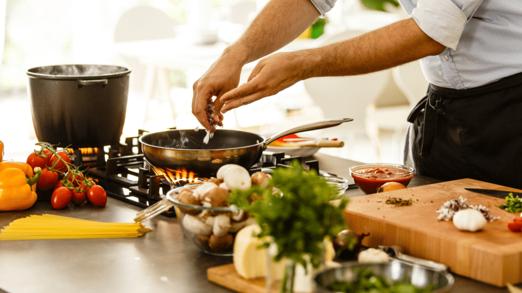 Zubereitung einer Mahlzeit mit frischem Gemüse