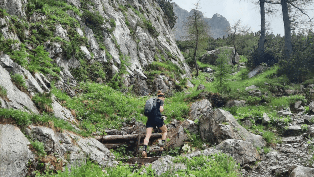 Wanderer auf einem alpinen Bergweg