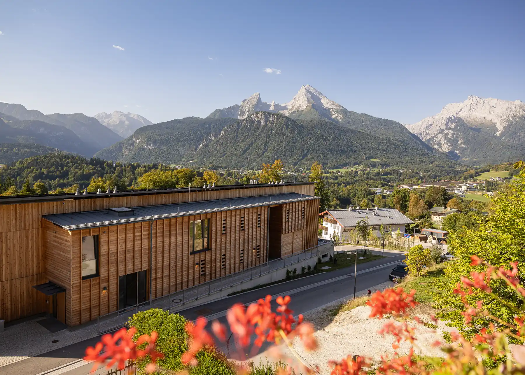 Klinikgebäude im Hintergrund Berge